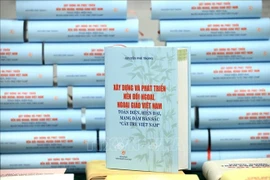 El libro del difunto Secretario General Nguyen Phu Trong sobre la construcción y desarrollo de una política exterior y una diplomacia vietnamita integrales y modernas, imbuidas de la identidad del "bambú vietnamita". (Fuente: VNA)