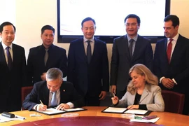 Nguyen Quoc Huy, director general de SCIC, y Michal Ron, en representación de SACE, firmaron el MoU sobre cooperación entre las dos partes. (Fuente: VNA)