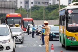 La policía de tránsito organiza el desvío y regulación del tránsito al final de la autopista Phap Van - Cau Gie hacia el centro de la capital, el 1 de mayo. (Fuente: VNA)