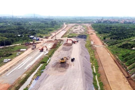 Se construyen la carretera de circunvalación 4 - Región de la capital de Hanoi (tramo que pasa por el distrito de Quoc Oai). (Fuente: VNA)