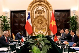 Durante la reunión en Hanoi entre el ministro vietnamita de Relaciones Exteriores, Bui Thanh Son, y su homólogo chileno, Alberto Van Klaveren. (Fuente: VNA)