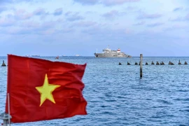 La bandera vietnamita ondea en la zona de la isla Sinh Ton Dong, Truong Sa, abril de 2023. (Foto: baoquocte.vn)
