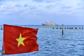 La bandera vietnamita ondea en la zona de la isla Sinh Ton Dong, Truong Sa, abril de 2023. (Foto: baoquocte.vn)
