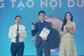 El youtuber Khoai Lang Thang (centro) recibe el premio al “creador de contenido del año” en los Vietnam iContent Awards 2024. (Foto: VNA)