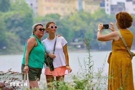 El lago Hoan Kiem es una atracción para los turistas internacionales en Hanoi. (Fuente: VNA)