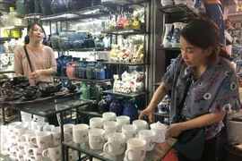 Clientes compran productos en el mercado de cerámica de Bat Trang, en Hanoi. (Fuente: VNA)