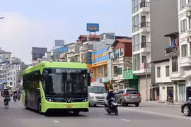 Hanoi ha implementado más rutas de autobuses eléctricos para reducir las emisiones de gases de efecto invernadero. (Fuente: Vietnam+)