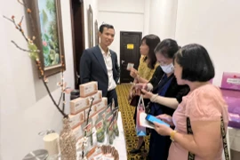 Empresas y socios debaten sobre productos Halal para exportación. (Fuente: hanoimoi.vn)