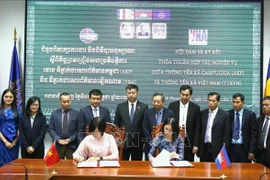 La directora general de la VNA, Vu Viet Trang (izquierda), y el director general de la AKP, Sokmom Nimul, firman una nueva fase de acuerdo de cooperación profesional entre las dos agencias de noticias (Fuente: VNA)