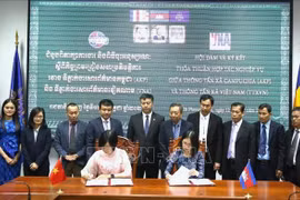 La directora general de la VNA, Vu Viet Trang (izquierda), y el director general de la AKP, Sokmom Nimul, firman una nueva fase de acuerdo de cooperación profesional entre las dos agencias de noticias (Fuente: VNA)