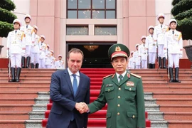 El ministro de Defensa de Vietnam, Phan Van Giang, recibe al ministro francés de Fuerzas Armadas, Sébastien Lecornu. (Fuente: VNA)