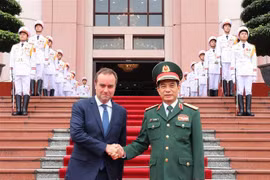 El ministro de Defensa de Vietnam, Phan Van Giang, recibe al ministro francés de Fuerzas Armadas, Sébastien Lecornu. (Fuente: VNA)