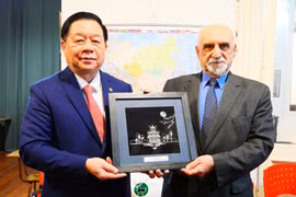 El jefe del Departamento de Propaganda y Educación del Partido Comunista de Vietnam, Nguyen Trong Nghia, entrega un recuerdo al secretario general interino del Partido Comunista Argentino, Jorge Kneyness. (Fuente: VNA)