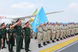 Líderes del Departamento de Operaciones de Mantenimiento de la Paz de Vietnam, representantes de las agencias del Ministerio de Defensa en la ceremonia de bienvenida de la segunda rotación de la unidad de ingeniería militar de regreso al país (Fuente: VNA)