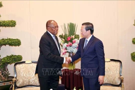 Phan Van Mai, presidente del Comité Popular de Ciudad Ho Chi Minh, recibie a Manuel Domingos Augusto secretario del Comité Central del gobernante MPLA (Fuente: VNA)