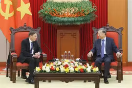 El secretario general del Partido Comunista de Vietnam (PCV), To Lam y el general David Petraeus, presidente del Instituto Global KKR. (Fuente: VNA)