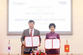 La directora general de la Agencia Vietnamita de Noticias (VNA), Vu Viet Trang, y el presidente y director general de la Agencia de noticias Yonhap de Corea del Sur, Hwang Dae-il. (Fuente: VNA) 