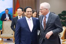El primer ministro vietnamita, Pham Minh Chinh, y el presidente de la SIA, John Neuffer. (Fuente: VNA)