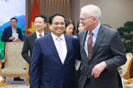 El primer ministro vietnamita, Pham Minh Chinh, y el presidente de la SIA, John Neuffer. (Fuente: VNA)