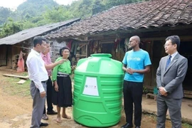 Representantes de UNICEF entregan tanques de agua para residentes de Cao Bang (Fuente: VNA)