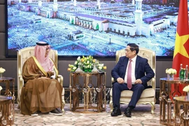 El primer ministro de Vietnam, Pham Minh Chinh y Abdulla Mohammed Al Zamil, presidente del grupo Zamil (Fuente: VNA) 