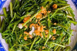 El “rau muong xao toi”, o akankong salteado con ajo. (Fotografía: vov.vn) 