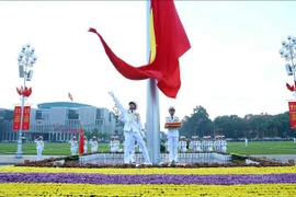 El izamiento de bandera en la plaza de Ba Dinh, Hanoi (Fuente: VNA)