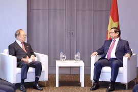 El primer ministro de Vietnam, Pham Minh Chinh, y el líder del grupo CJ, Sohn Kyung Sik (Fuente: VNA)