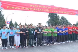 Oficiales jóvenes de Vietnam y Laos participan en maratón transfronterizo el 2 de octubre. (Foto: VNA)