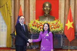 La presidenta interina de Vietnam, Vo Thi Anh Xuan y el embajador de Armenia, Suren Baghdasaryan (Fuente: VNA)