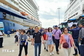 Turistas en la bahía de Ha Long, Quang Ninh (Fuente: VNA)