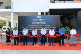 En la ceremonia de inauguración del centro de innovación y emprendimiento (Fuente: VNA) 