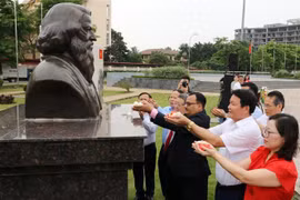 Los delegados colocan flores en la estatua de Tagore (Fuente: VNA)