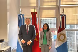 La embajadora vietnamita, Ngo Minh Nguyet y el diputado nacional de la Democracia Cristiana que integra el Bloque Hacemos por Argentina, Juan Fernando Brügge. (Fuente: VNA)