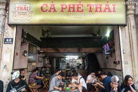 Un siglo de conservación del café tostado en leña en Hanoi 