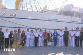 Los líderes del Comando de la Región Naval 1 de la Armada Popular de Vietnam y los miembros del buque de guerra de Indonesia KRI Bima Suci (Fuente: VNA)
