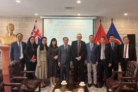 Pham Tat Thang, subdirector de la Comisión de Movilización de Masas del Comité Central del Partido Comunista de Vietnam, Kim Sampson, presidente de la Sociedad de Amistad Australia-Vietnam, el embajador Pham Hung Tam y la delegación vietnamita (Fuente: VNA)