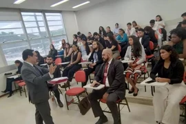 El embajador de Vietnam en Brasil, Bui Van Nghi, participa en la presentación de ensayos de los 44 estudiantes de Relaciones Internacionales del "Proyecto Integrado" del Instituto de Educación Superior de Brasilia. (Foto: Ministerio de Relaciones Exteriores de Vietnam)