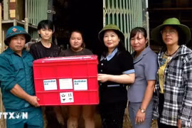 La vicepresidenta del Comité Popular de la provincia de Yen Bai, Vu Thi Hien, entrega apoyos del gobierno australiano a los pueblos de la comuna de Hong Ha el 13 de septiembre (Fuente: VNA) 