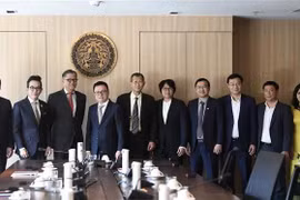 La delegación de trabajo de la Asociación de Periodistas de Vietnam y el viceministro de Relaciones Exteriores de Tailandia, Russ Jalichandra. (Fuente: VNA)