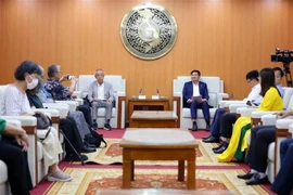 El secretario del Comité partidista en Dien Bien, Tran Quoc Cuong, recibe a una delegación de la Asociación de Amistad Vietnam-Japón. (Foto: VNA)