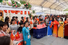 En el stand del Comité de Enlace de la comunidad vietnamita en Singapur. (Fuente: VNA)