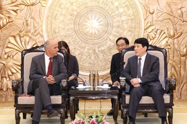 El miembro del Buró Político y miembro permanente del Secretariado del Comité Central del Partido Comunista de Vietnam, Luong Cuong, recibe al secretario general del Partido Comunista Portugués, Paulo Raimundo (Fuente: VNA)