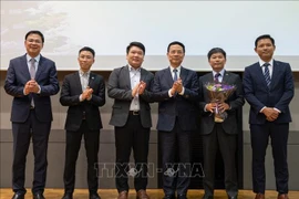 El ministro de Información y Comunicaciones, Nguyen Manh Hung (tercero, a la derecha), se reúne con la junta directiva de la Asociación de Transformación Digital Vietnam-Japón (Foto: VNA)