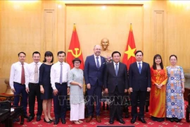 Nguyen Xuan Thang, director de la Academia Nacional de Política Ho Chi Minh y Thomas Gass, embajador de Suiza en Vietnam, junto con los delegados. (Fuente: VNA)