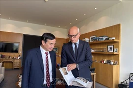 El presidente del Comité Popular de la ciudad de Da Nang, Le Trung Chinh, y el alcalde de la ciudad de El Havre, Edouard Philippe (Fuente: VNA)