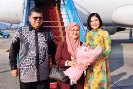 El presidente de la Cámara de Representantes de Malasia, Tan Sri Dato' Johari Bin Abdul, y su esposa, Puan Sri Datin Noraini Binti Mohd (primera y segunda persona desde la izquierda), llegaron a Hanoi (Fuente: VNA)
