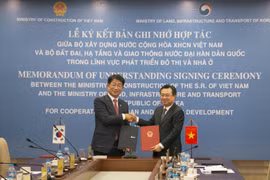 El ministro de Construcción de Vietnam, Nguyen Thanh Nghi, y el ministro de Tierra, Infraestructura y Transporte de Corea del Sur, Park Sangwoo, firman el memorando de entendimiento (Fuente: diendandoanhnghiep.vn)