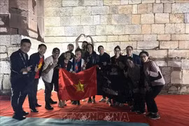 La banda de rock Buc Tuong (La Pared) y sus fanáticos luego del Festival de Música ASEAN - India 2024 (Fuente: VNA)