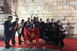 La banda de rock Buc Tuong (La Pared) y sus fanáticos luego del Festival de Música ASEAN - India 2024 (Fuente: VNA)